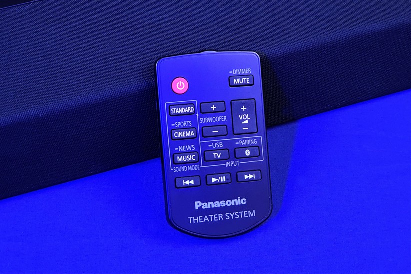 Panasonic SC-HTB496: Die kleine Fernbedienung ist funktional, ein Display würde der Soundbar aber ganz gut zu Gesicht stehen