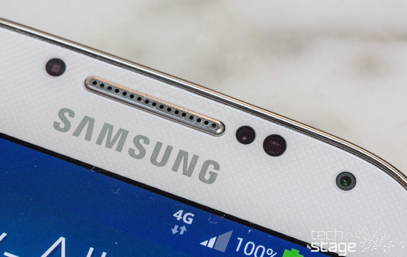 Das Full-HD-Display des Galaxy S4 ist gestochen scharf. Dieses Foto zeigt außerdem die über dem Bildschirm positionierten Sensoren und Elemente.
