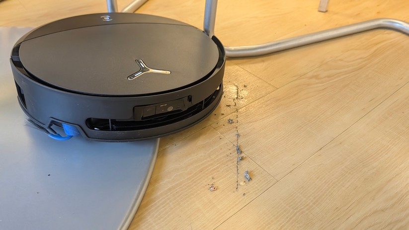 Ecovacs T90 Pro Omni – Schmutz, den der Roboter beim Auffahren auf den Standfuß des Rundtischs hinterlassen hat.