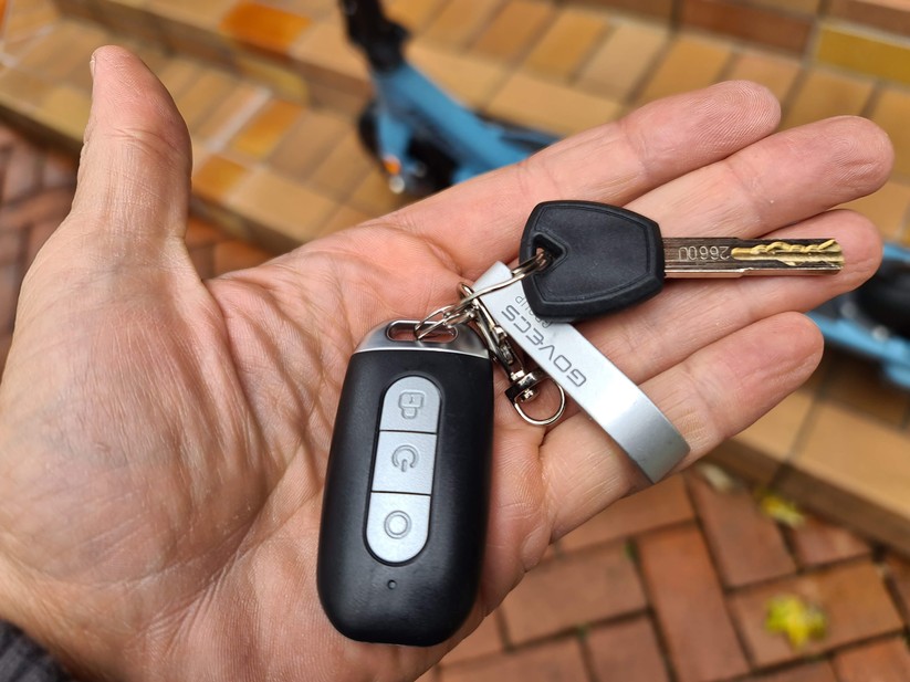 Der Elmoto Kick hat keinen einzigen Knopf, er reagiert ausschließlich auf die Fernbedienung. 