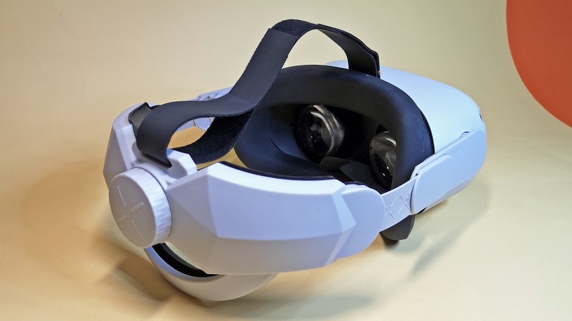 Hier ist die Oculus Quest 2 mit einem alternativen Kopfband zu sehen.