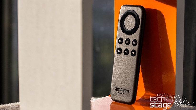 Die mit dem Fire TV Stick mitgelieferte Fernbedienung hat kein integriertes Mikrofon.