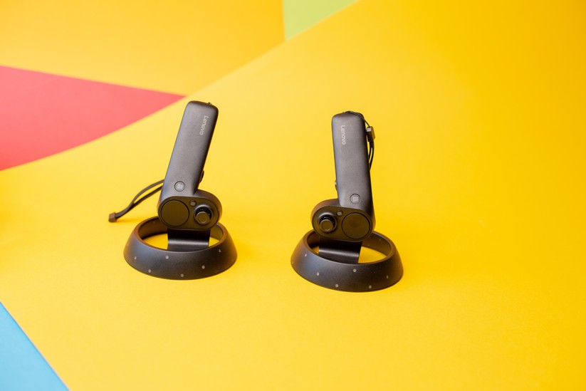 Die Controller bringen zahlreiche Knöpfe und je einen Analog-Stick mit. 