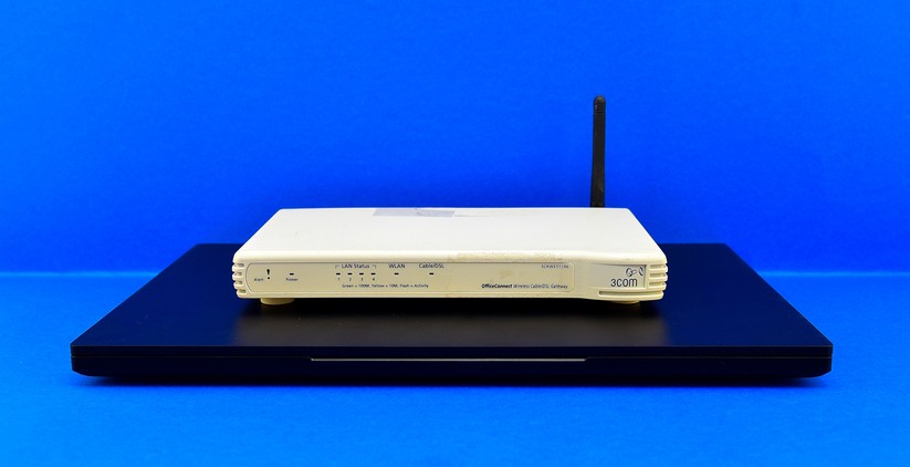 Der schwarze Laptop Razer Blade 15 (unten) vom Januar 2019 hat sich bestens mit dem 3Com OfficeConnect 3CRWE51196 WLAN-11b-Router vom April 2002 vertragen (Bild: Harald Karcher).