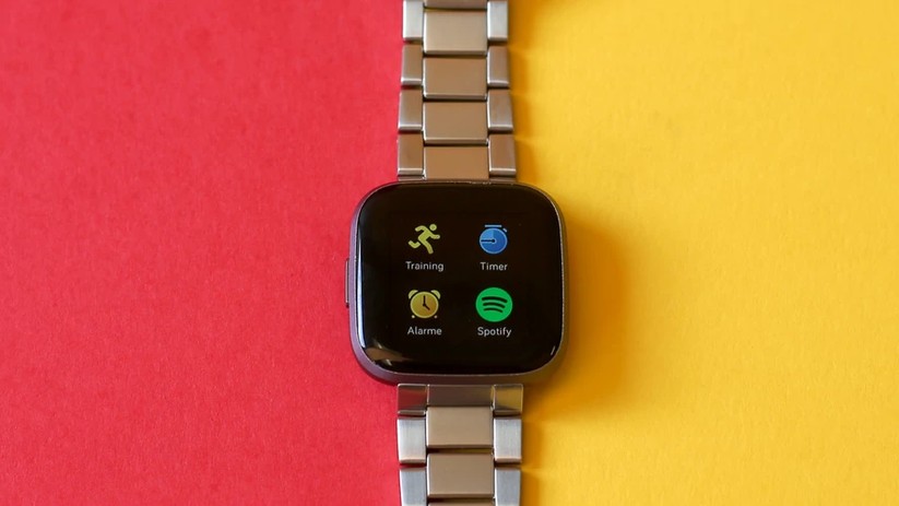 Die Fitbit Versa 2 kann Spotify steuern und eigene Musik direkt auf der Uhr speichern. 