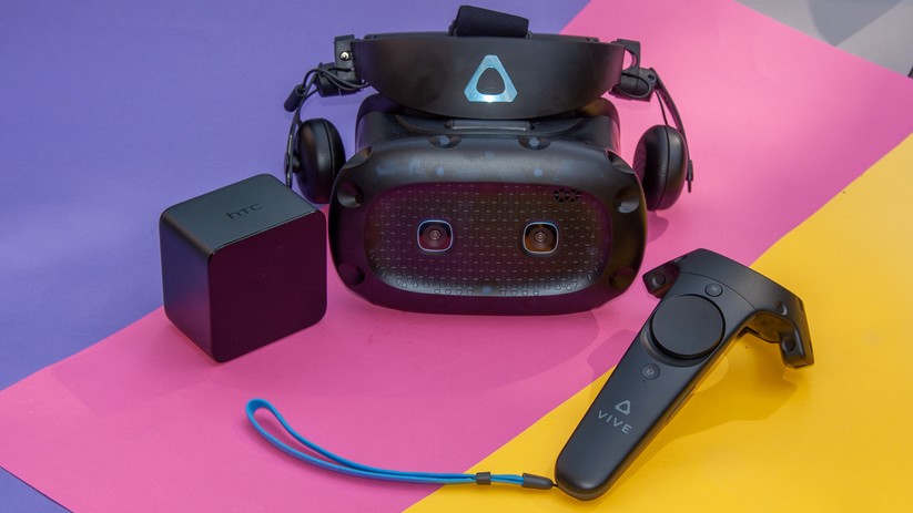 VR-Headset, Basisstation und Controller. 