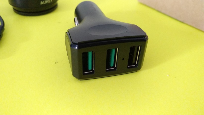 Das beiliegende Ladegerät hat noch zwei zusätzliche USB-Buchsen.