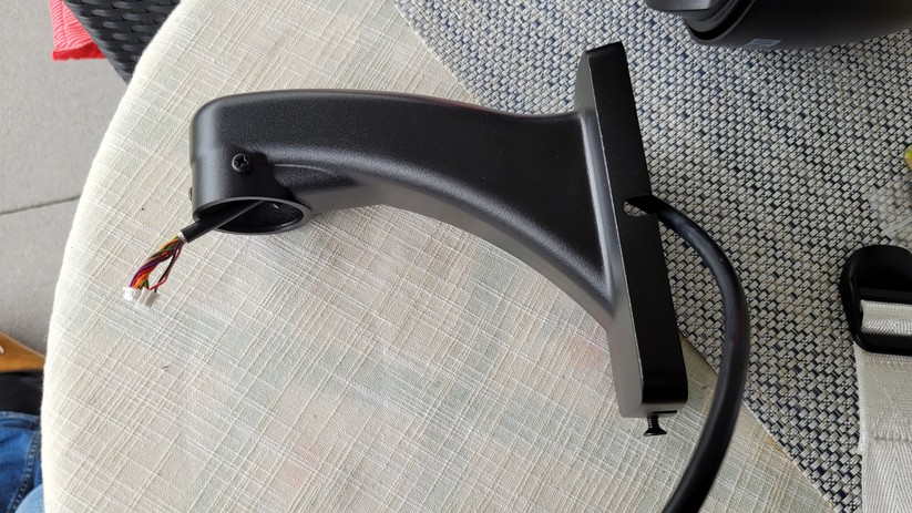 Instar IN-9420 2K+: Dank einer innovativen Kabelführung sieht man von diesen bei einer optimalen Montage nichts.