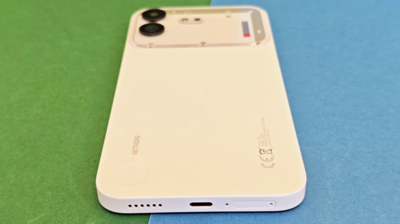 Nothing Phone 4b: Rückseite mit USB-C-Anschluss