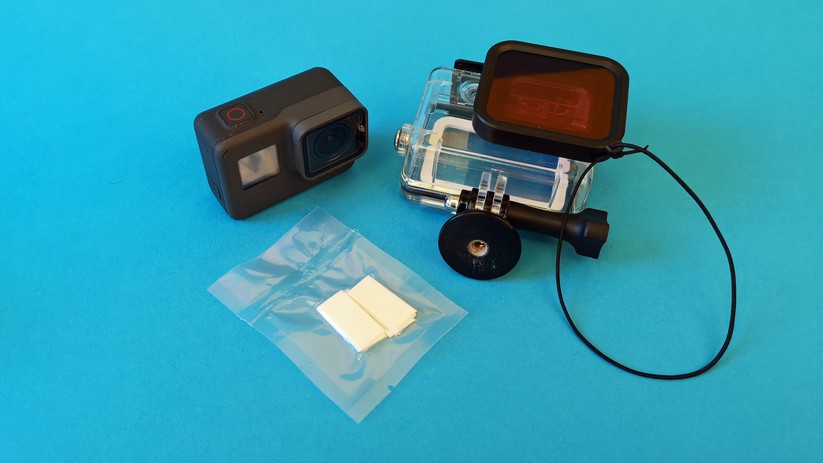 Eine Gopro Hero 5 mit Unterwassergehäuse, Rotfilter und Antibeschlag-Einsätzen.