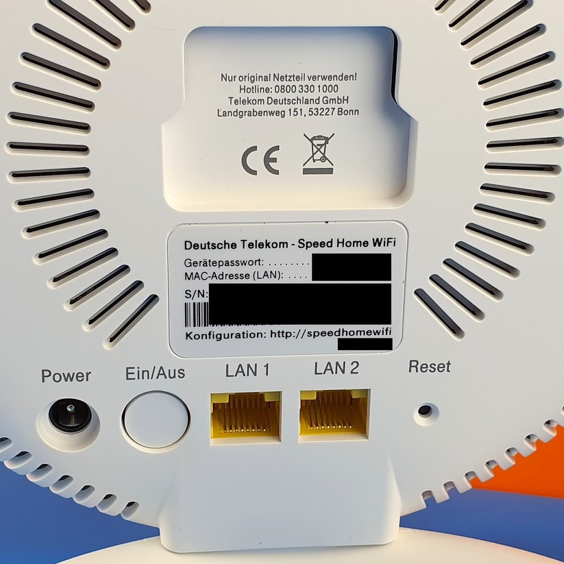 Rückseite der Telekom-Funker, von links: Power-Eingang, Ein/Aus-Taster, zwei LAN/WAN-Ports und eine kleine Reset-Öffnung (Bild: Harald Karcher).