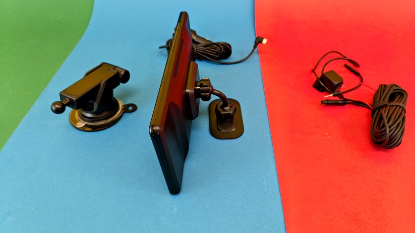 Carpodgo T4 Plus: Monitor mit Zubehör
