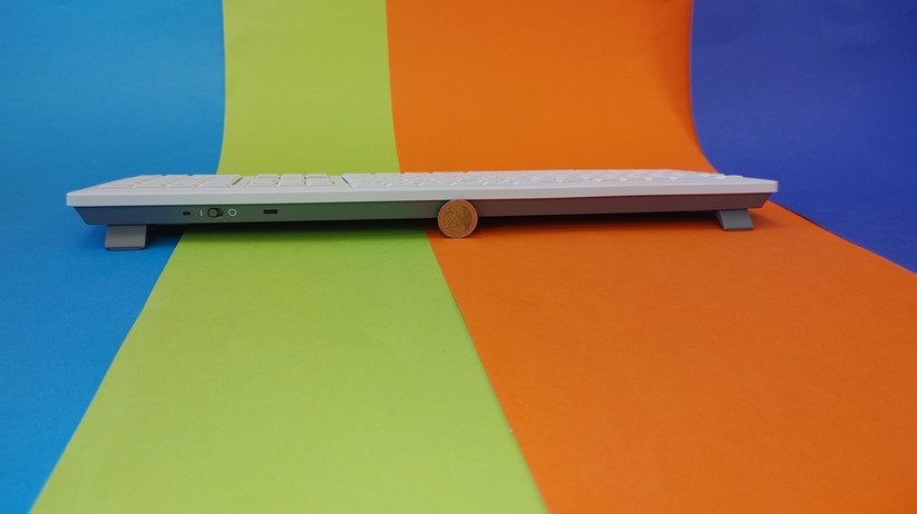 Die Tastatur mit aufgeklappten Ständern. 