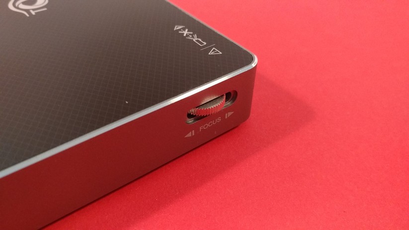 Um das Bild scharfzustellen gibt es links ein entsprechendes Drehrädchen.