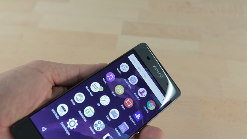 Hässlich? Nein, danke! Auch in der günstigen Geräte-Klasse gibt es inzwischen fast randlose Displays wie hier beim Sony Xperia XA.