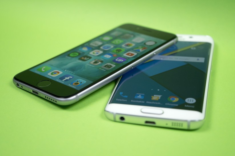 Das iPhone 6s wird über den Apple-eigenen Anschluss Lightning aufgeladen. Beim Galaxy S6 edge kommt ein microUSB-Anschluss zum Einsatz.