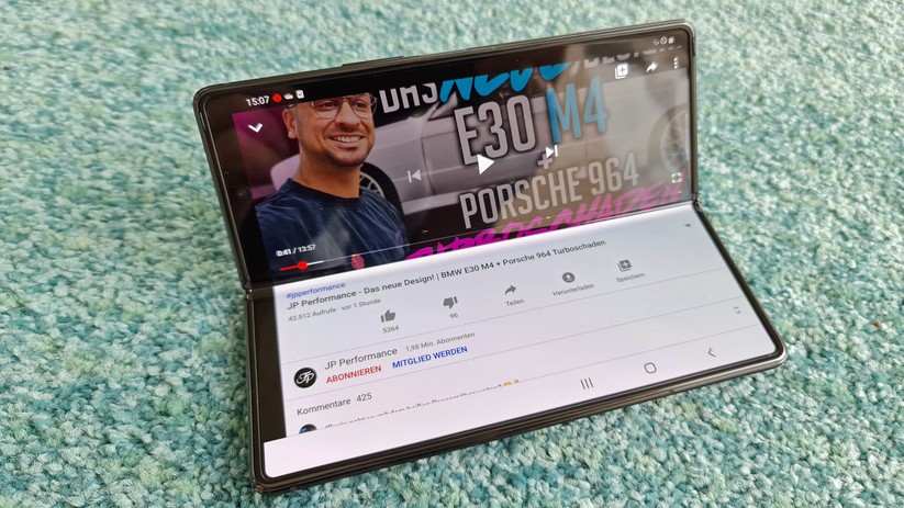 Die Software erkennt, wenn das Display angewinkelt wird und ändert die Anzeige in einigen Apps