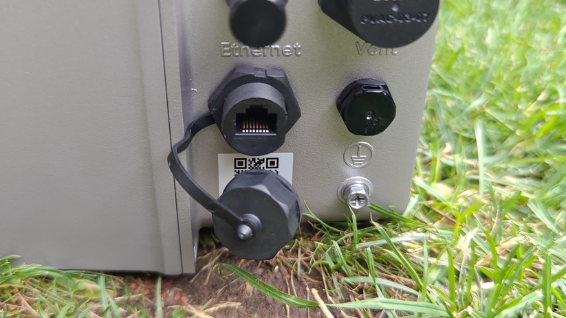 Jackery Solarvault 3 Pro: Auch ein Ethernetport steht zur Verfügung.