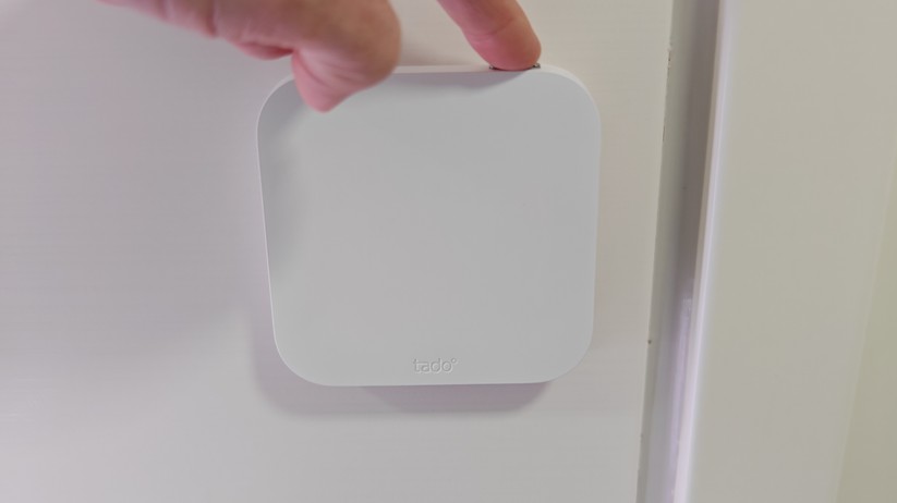Tado X (2. Gen.): Das Display ist standardmäßig aus. Es gibt wie beim Tado X (1. Gen.) keine Möglichkeit es dauerhaft einzuschalten. Oben rechts am Gehäuse sitzt ein Schalter, der nach Betätigung das Display einschaltet und die Temperatur anzeigt. Drückt man den Schalter erneut, erscheinen Luftfeuchtigkeit und eingestellte Temperatur.