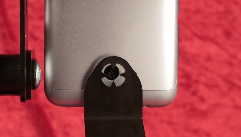 Ein Fadenkreuz hilft beim korrekten Platzieren des Smartphones.