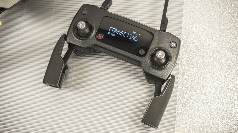 Die Fernsteuerung der DJI Mavic Pro Platinum wird mit einem Smartphone verbunden und zeigt dann Livebild.
