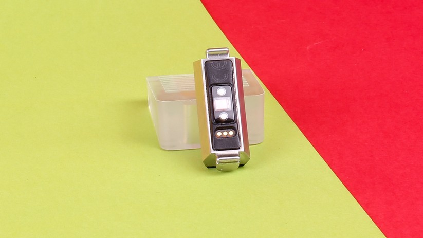 Der eigentliche Tracker ist sehr klein. Im Bild sind die Sensoren für die Pulsmessung gut zu sehen. 