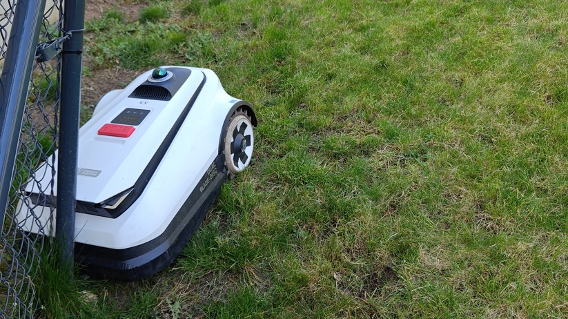  Dank eines Dual-Lidar-Navigationssystems kommt Ecovacs’ Spitzenmodell ohne Satellitennavigation und Begrenzungsdraht aus. 