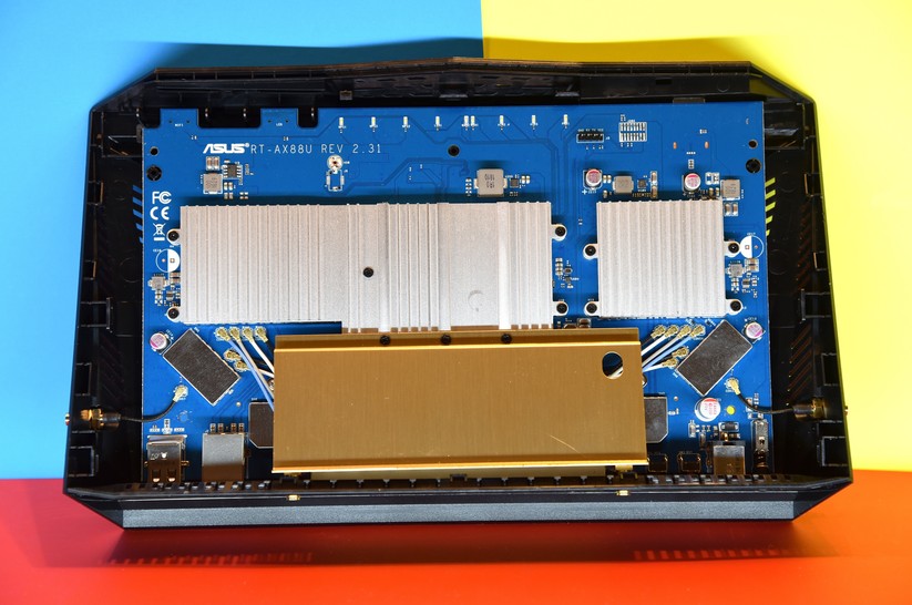 Im Inneren arbeitet eine 64-Bit-CPU sowie ein GByte RAM. Damit ist der Router angenehm flott. 