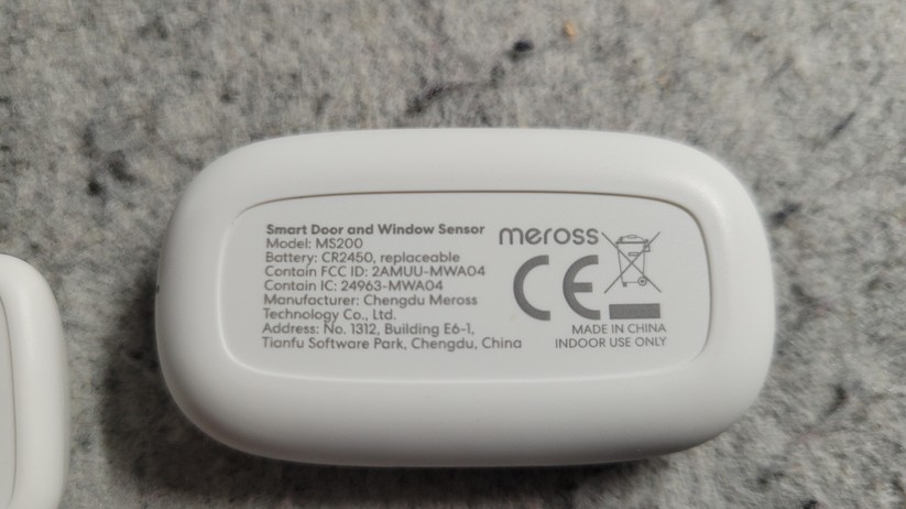 Wer möchte, kann das smarte Thermostatvon Meross mit anderen Komponenten des Herstellers kombinieren und für Automatisierungen verwenden. Mit dem Tür-/Fenster-Sensor Mersoss MS200H können Anwender etwa die Heizleistung stoppen, wenn der Sensor ein geöffnetes Fenster erkennt.