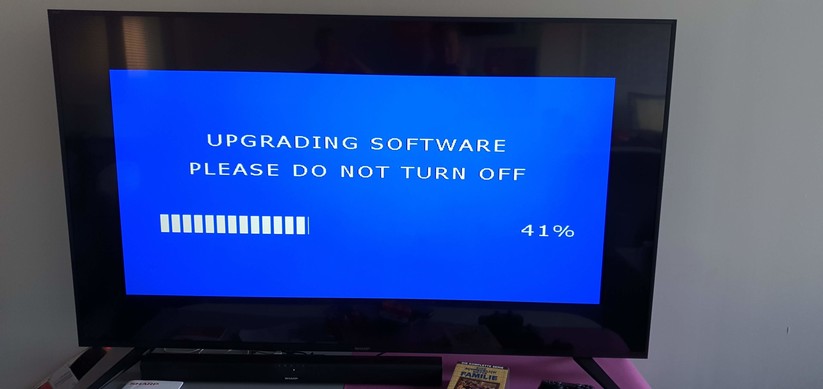 Die Update-Prozedur beim Sharp wirkt nicht nur altmodisch, sie setzt den TV auch auf den Werkszustand zurück. Das geht inzwischen besser. 