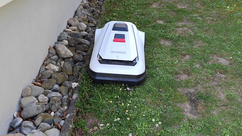 Der Ecovacs Goat A1600 RTK mäht die Ränder sehr genau. Bauartbedingt bleiben jedoch 5 cm vom Rand stehen, wenn dieser durch Rasenkantsteine begrenzt ist. Das ist allerdings ein Spitzenwert.