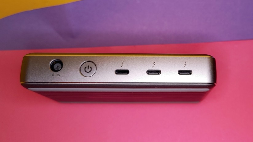 An der Rückseite sind die drei weiteren Thunderbolt-4-Ports, der Ein/Ausschalter und die Buchse für den Stromanschluss. 