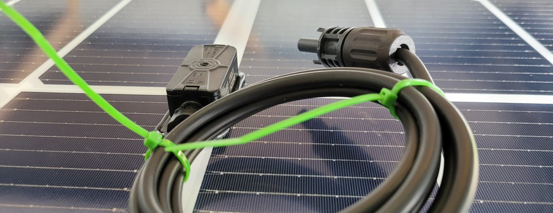 Solakon On Power: Balkonkraftwerk mit vier Solarmodulen und 3,2 kWh großem Stromspeicher