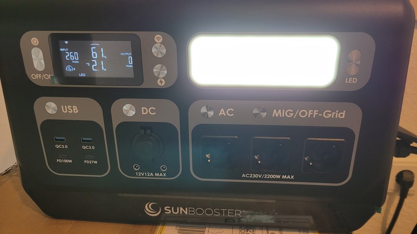 Sunbooster Powerstation Grid mit Einspeisefunktion: Balkonkraftwerk-Nutzer können mit der Sunbooster tagsüber Sonnenstrom speichern und diesen abends ins Stromnetz zur Versorgung von elektrischen Verbrauchern einspeisen. 