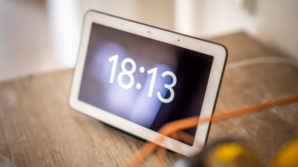 Die Smart-Home-Schaltzentrale Google Nest Hub kann weit mehr, als nur die Zeit anzuzeigen.