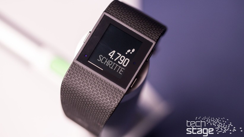 Für 4790 Schritte bei der FitBit Surge muss man nicht besonders hart arbeiten – das sieht bei manchen Konkurrenten anders aus. Sinnvoll ist aber, dass man mit der Schrittzahl einmal einen Messwert hat, von dem ausgehend man sich dann steigern kann.