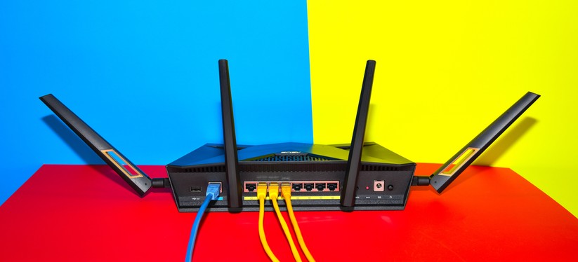 Der Asus-Router bietet bis zu acht Anschlüsse fürs Netzwerk. 