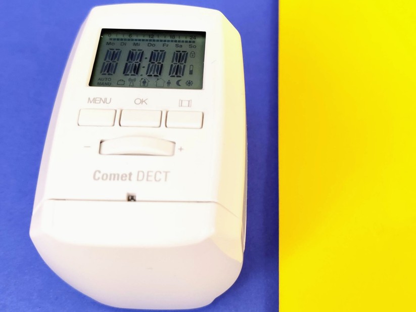 Das Display ist unbeleuchtet und das Gegenteil von blickwinkelstabil. 