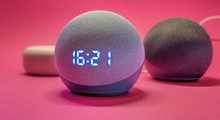 Amazon Echo Dot 4 mit Uhr 2020 im Test: klein, laut, rund