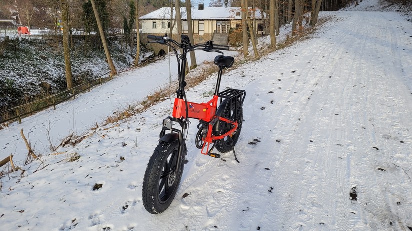  Faltbares E-Fatbike mit Doppelfederung und ergonomischer Sitzposition
