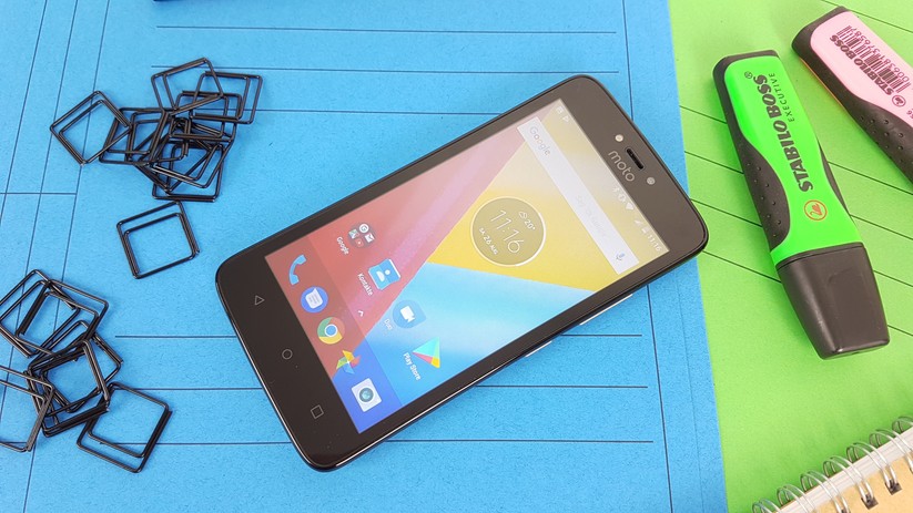 Kann nicht überzeugen: das blasse und sehr niedrig auflösende Display des Moto C.