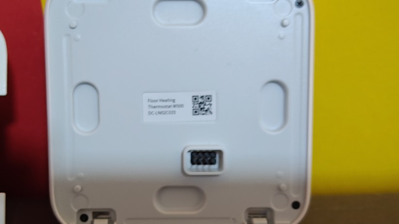 Das Aqara-Thermostat W500 ist für Fußbodenheizungen gedacht und kann entweder per Thread oder per Zigbee betrieben werden. Mehr Funktionen stehen mit Zigbee bereit. Eine direkte Integration in Home Assistant ist mit Zigbee2MQTT möglich.