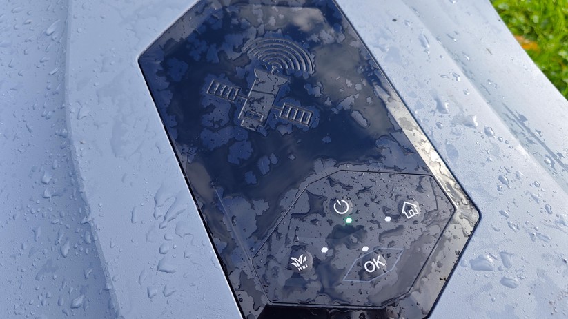 Hookii Neomow X: Mit Lidar navigiert der Neomow X zuverlässig auch in Bereichen, wo GPS-gestützte Modelle Schwierigkeiten haben. Der Mähroboter ist für Rasenflächen mit einer Größe von 4000 m² vorgesehen. Die Schnittbreite beträgt 28 cm. 