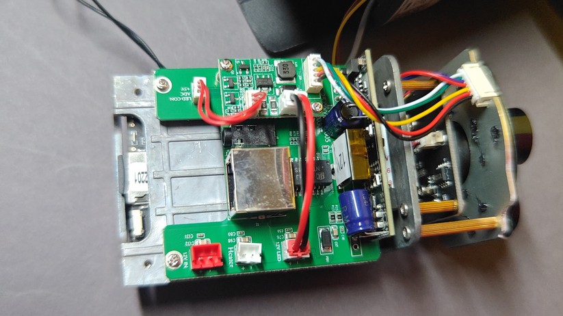 Instar IN-9808 4K im Test: Für die Verkabelung muss man die Überwachungskamera auseinandernehmen. Die Anschlüsse liegen somit geschützt im Inneren von Kamera und Halterung, sodass bei optimaler Installation keine Kabel sichtbar sind. Das verbessert nicht nur die Optik, sondern erschwert auch Manipulationen wie das Durchtrennen von Leitungen. 