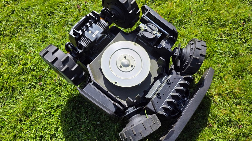 Roborock Rockmow Z120 Lidar: Das schwimmend gelagerte Schnittsystem bietet sechs Messer und eine Breite von 24 cm. Durch das optional erhältliche PreciEdge-Schneidemodul bleiben bei einer festen Randbegrenzung nur drei cm Rasen ungemäht. Ohne das Modul sind es bauartbedingt etwa 10 cm.