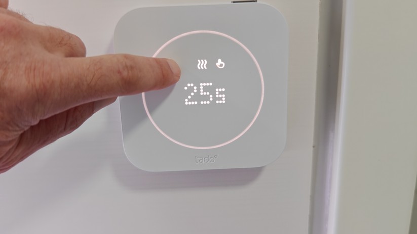 Die Steuerung über den Touch-Ring ist intuitiv und gelingt deutlich einfacher als bei Tastenlösungen – einfach mit dem Finger entlang des Kreises fahren, um die Temperatur anzupassen.