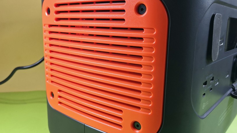 Die interne Lüftung arbeitet leise und stört nicht.