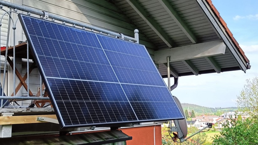 Der Strom vom Balkon muss ohne Speicher direkt verbraucht werden, sonst speist man ihn kostenfrei ins Stromnetz.