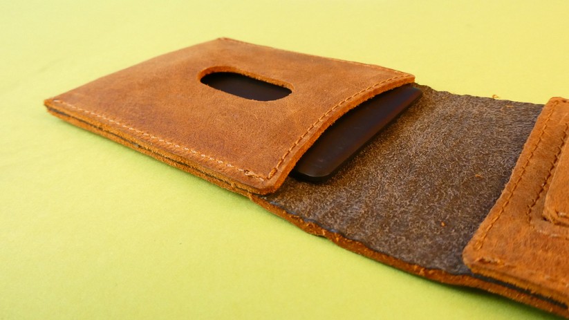 Der Tracker passt bequem auch in kleine Geldbörsen.