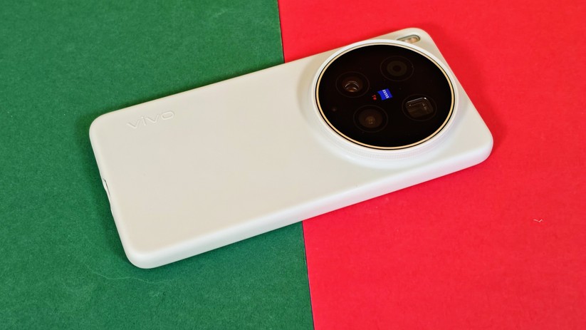 Vivo X300 Ultra mit Schutzhülle
